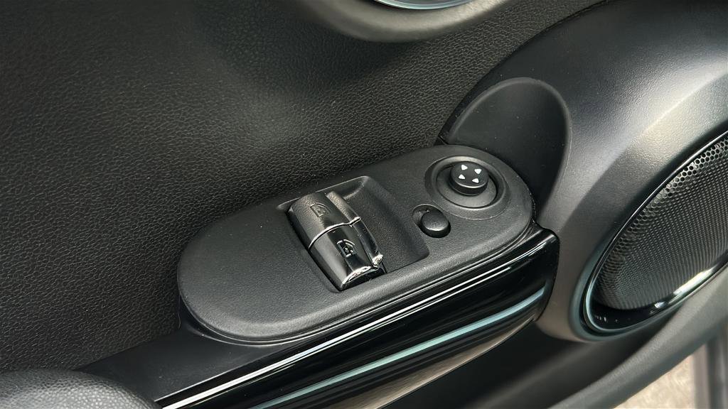 Used 2021 MINI Cooper 2-Door Hardtop image 12