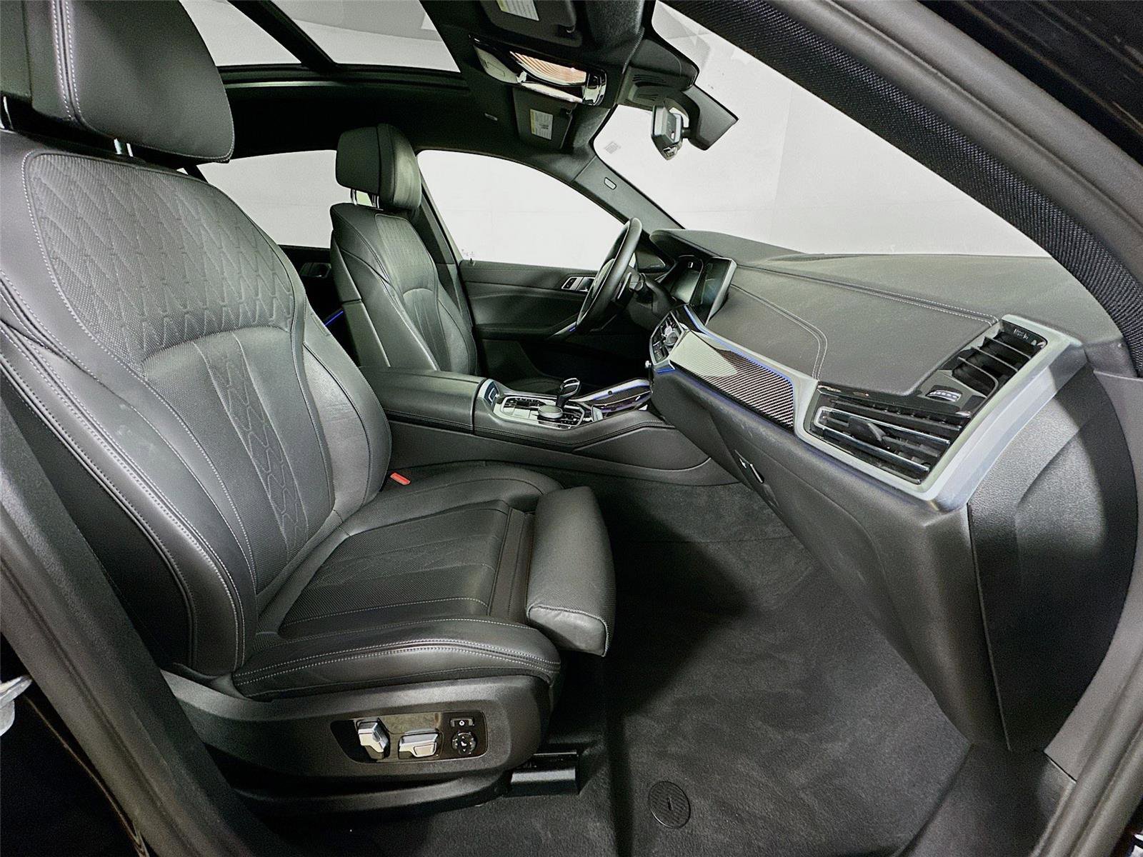 Used 2021 BMW X6 M50i image 30