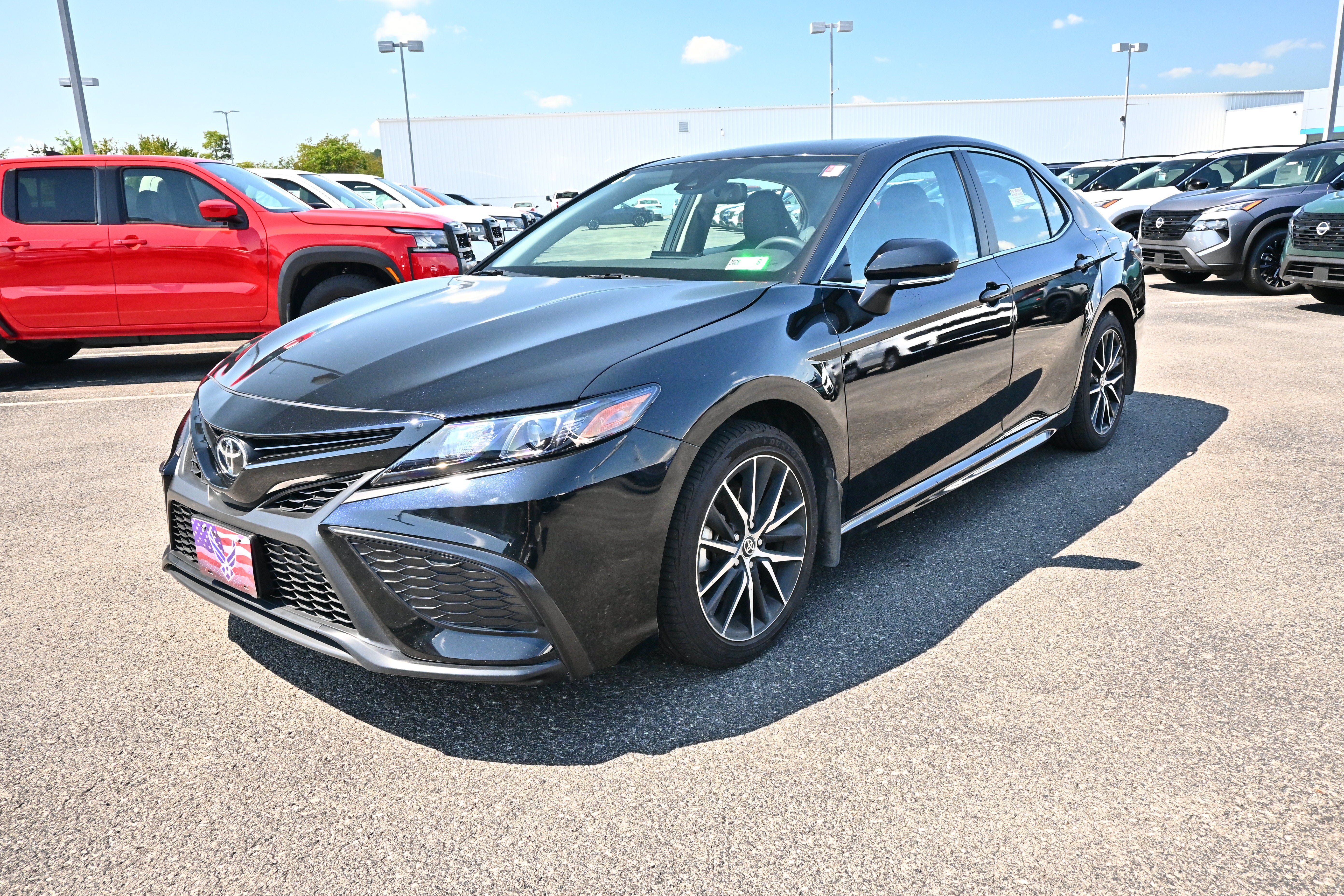 Used 2024 Toyota Camry SE w/ Convenience Package FWD image 4