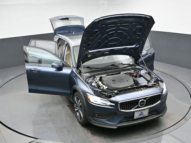 Used 2023 Volvo V60 B5 Cross Country Plus image 48