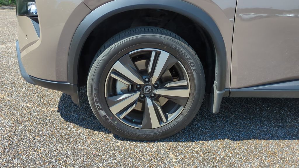 Used 2025 Nissan Rogue SL w/ Tech Package image 10