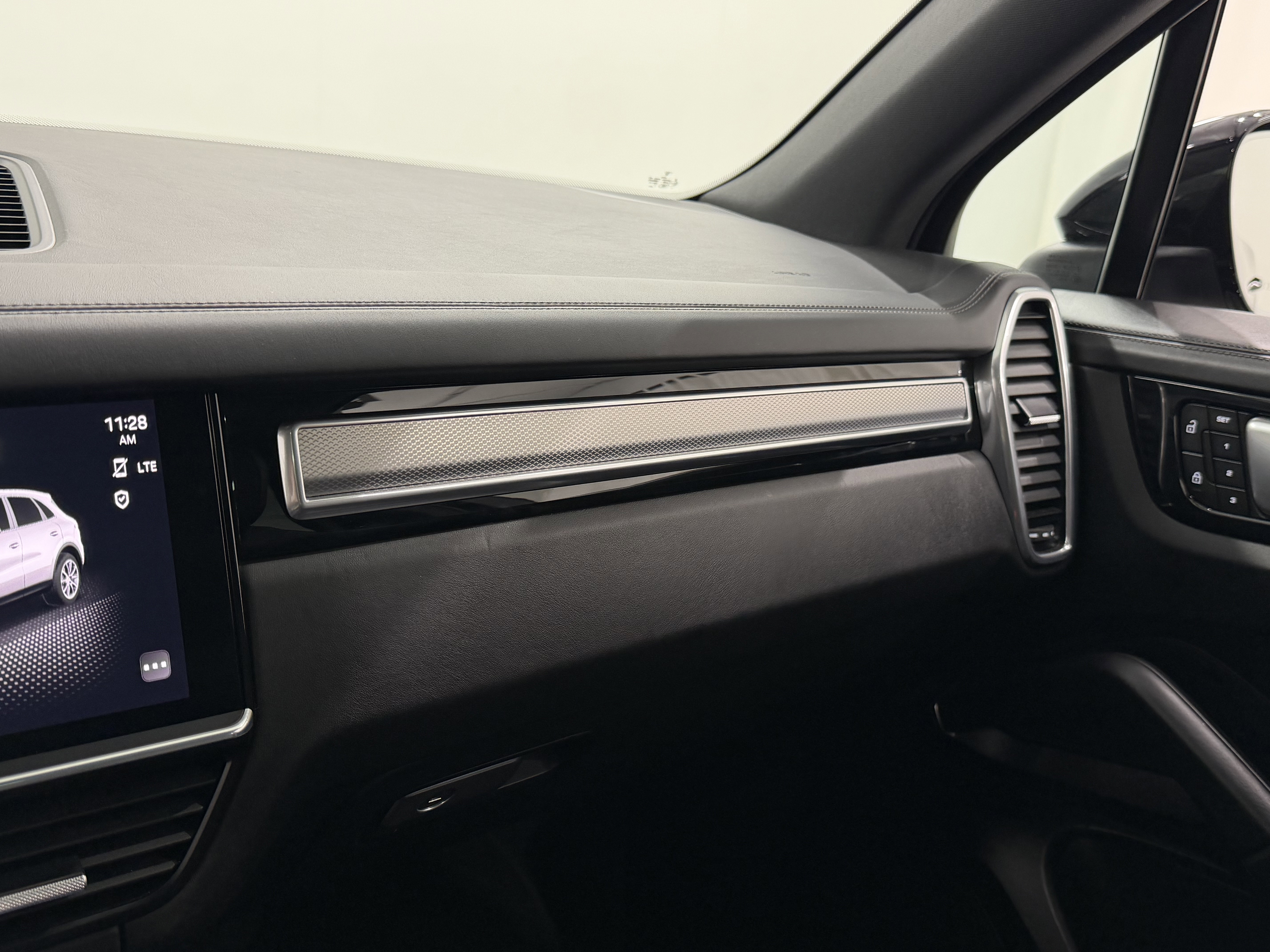 Certified 2022 Porsche Cayenne Platinum Edition image 58