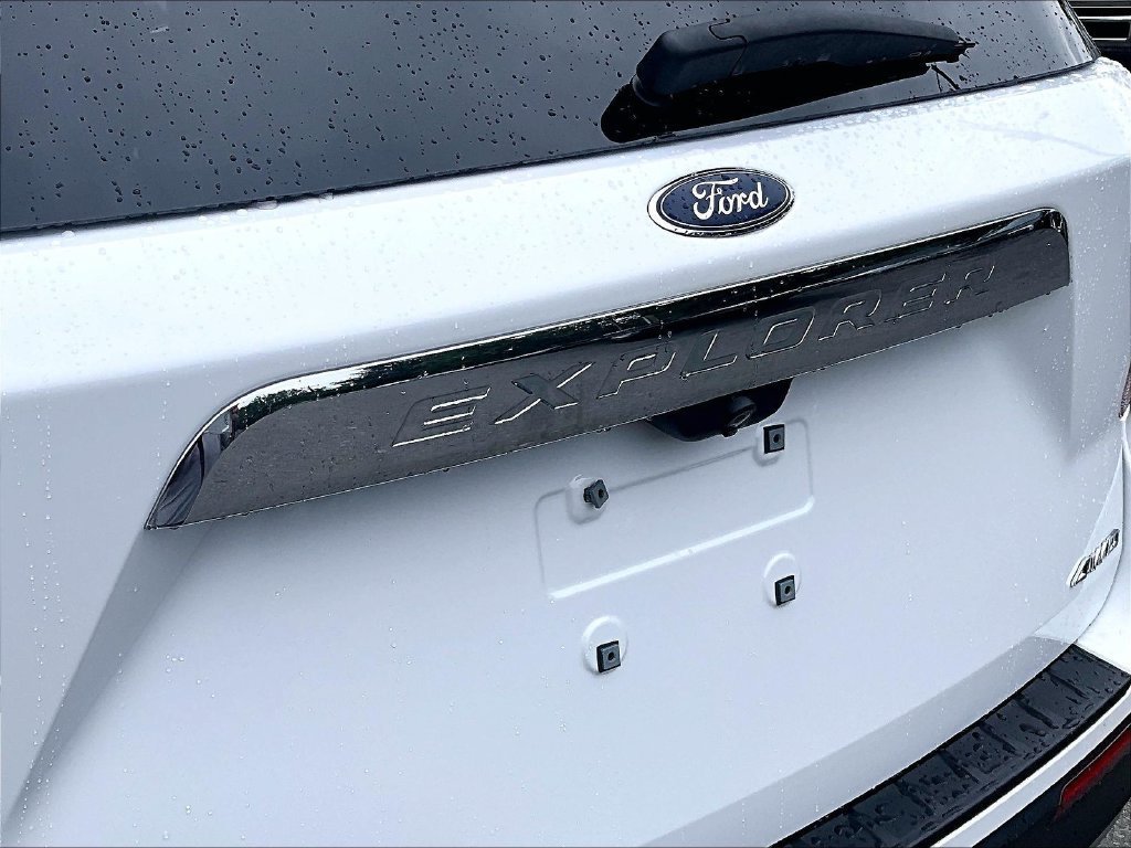 Used 2021 Ford Explorer XLT w/ Equipment Group 202A AWD/4WD image 8