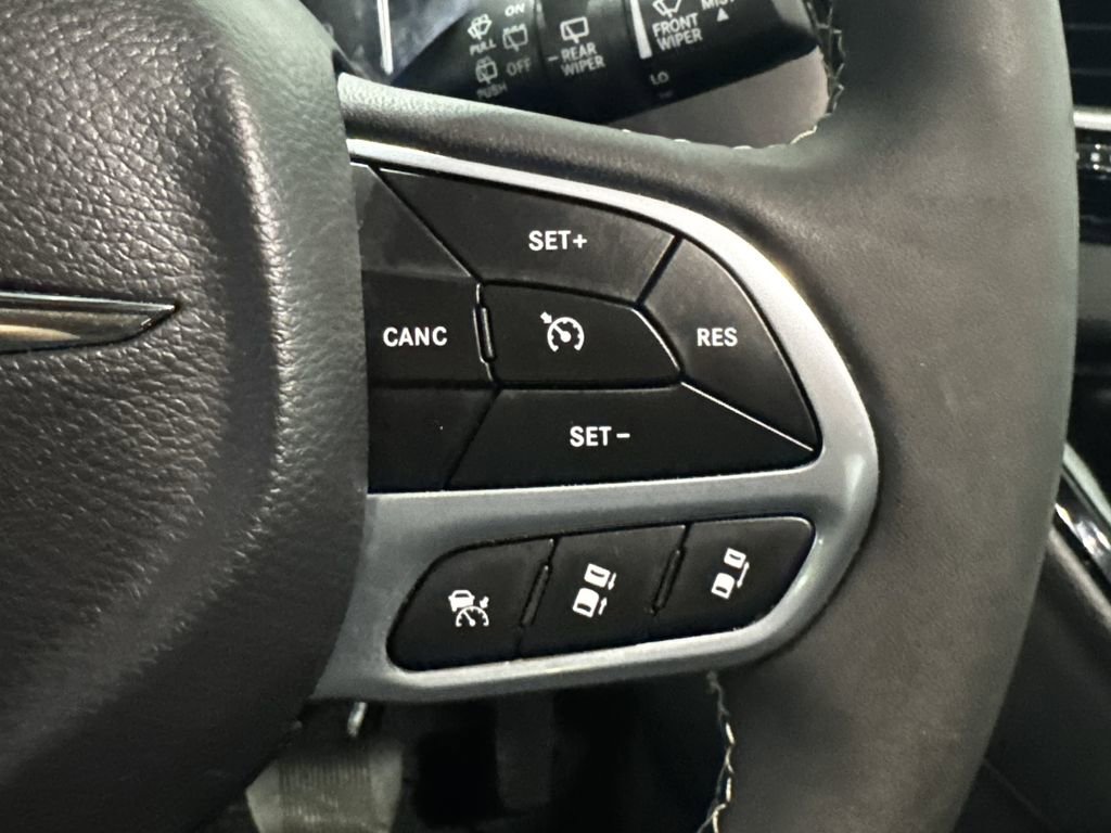 Used 2025 Chrysler Pacifica Select FWD image 6