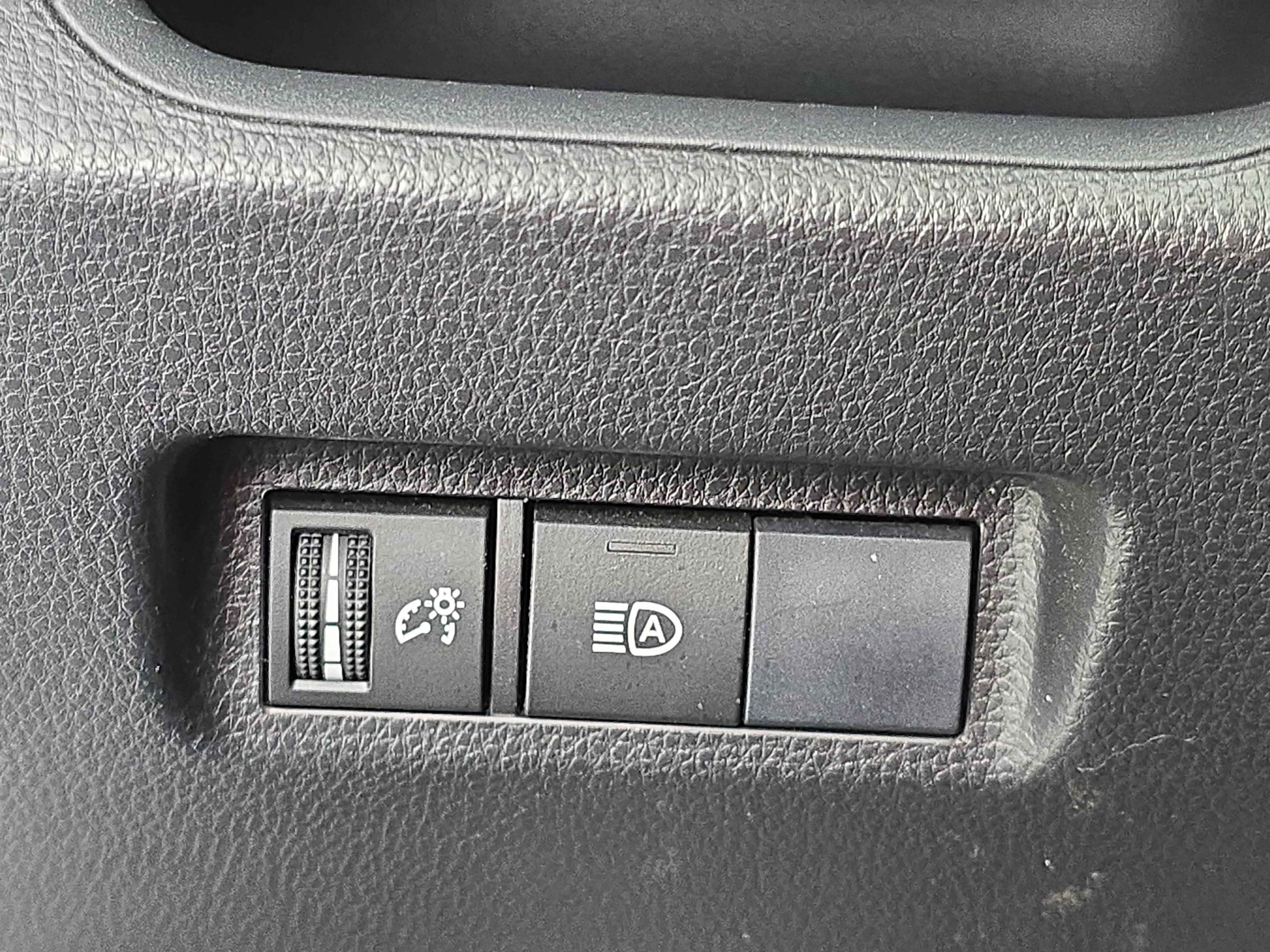 Used 2019 Toyota RAV4 LE FWD image 24
