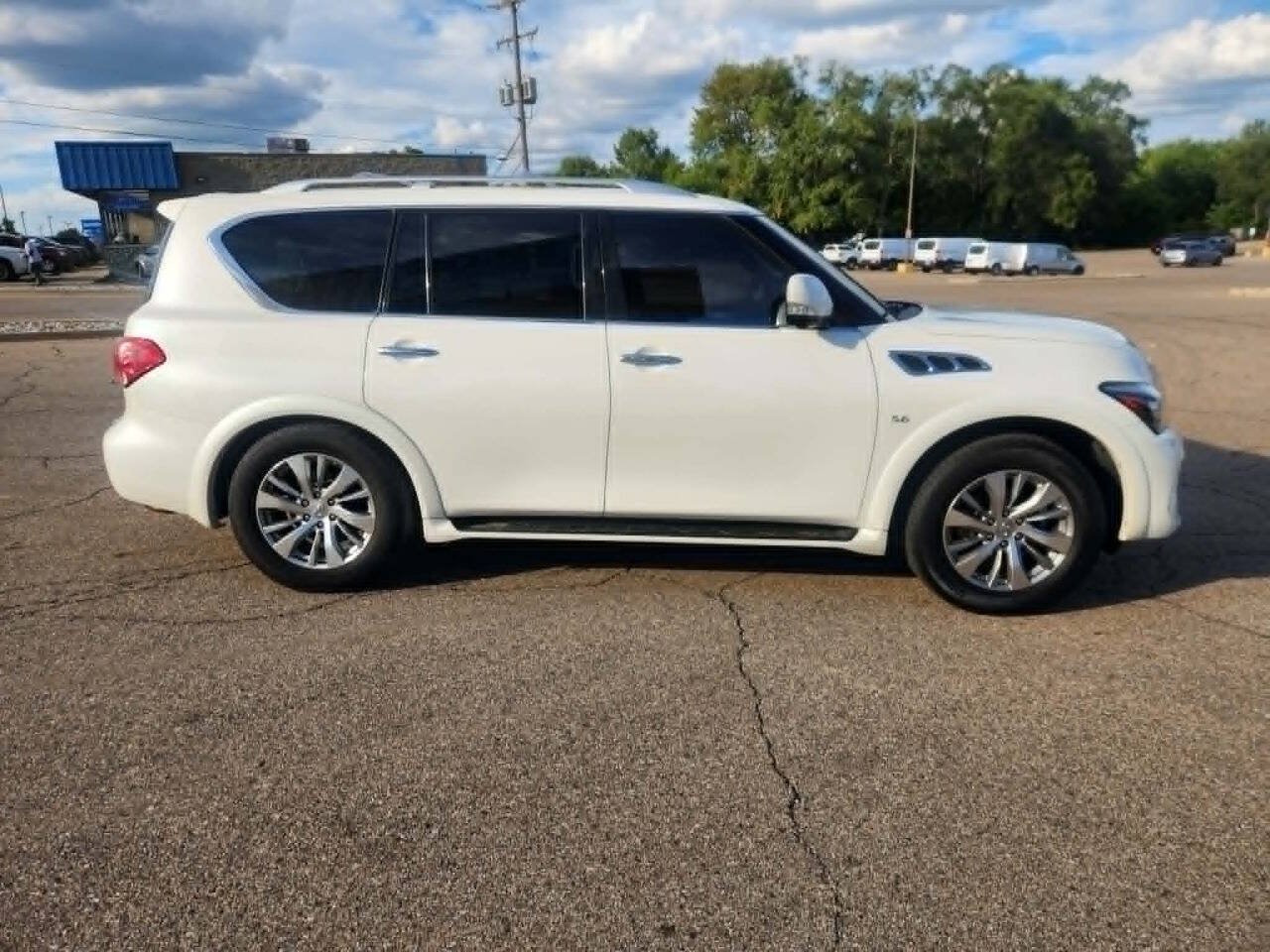 Used 2017 INFINITI QX80 4WD image 3