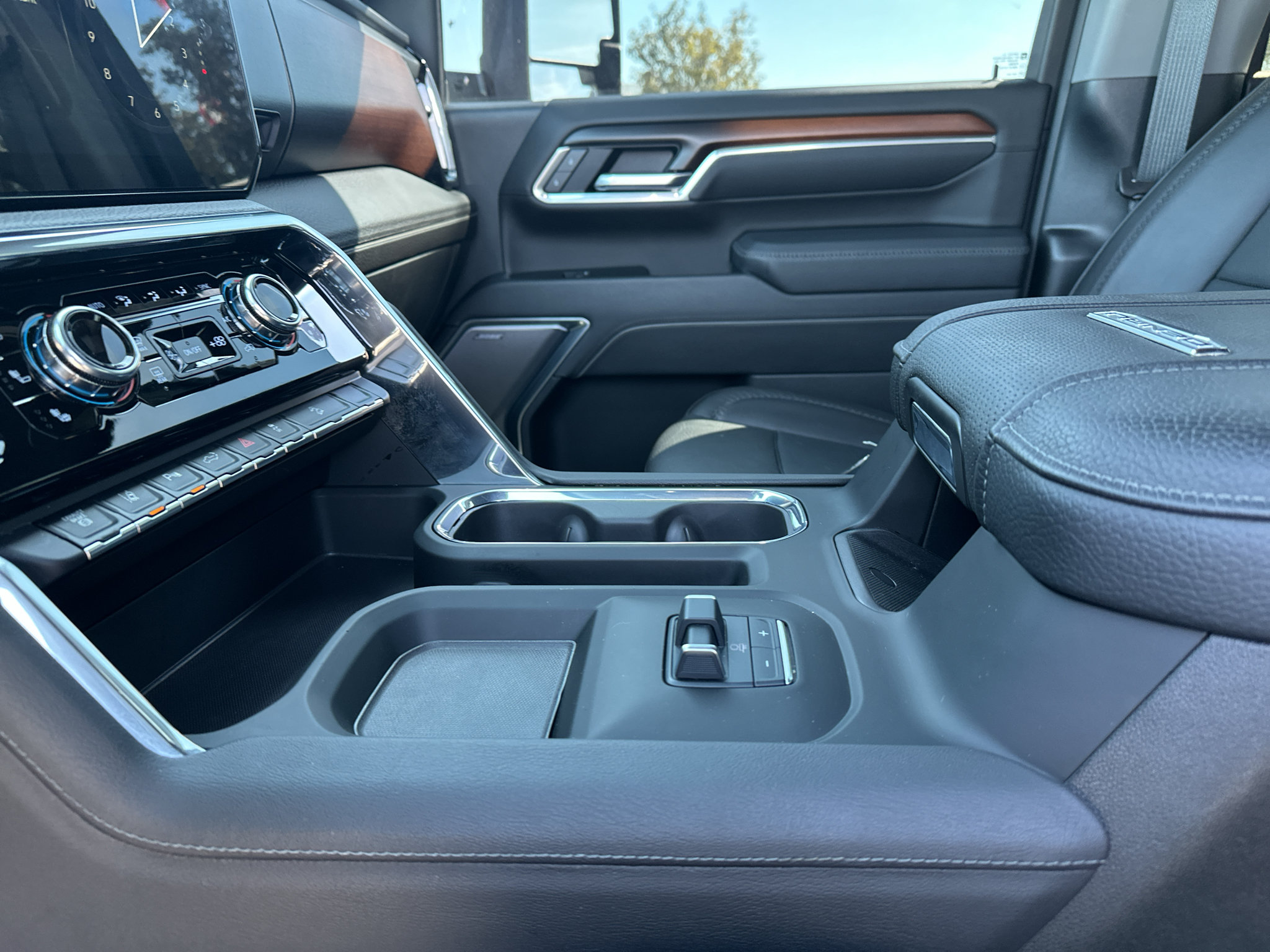 Used 2025 GMC Sierra 3500 Denali w/ Denali Reserve Package AWD/4WD image 25