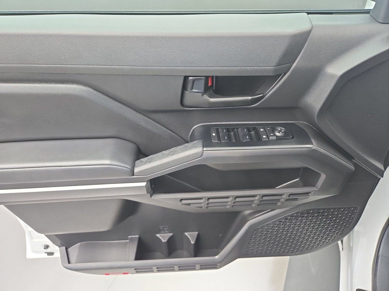 Certified 2025 Toyota Tacoma SR5 AWD/4WD image 16