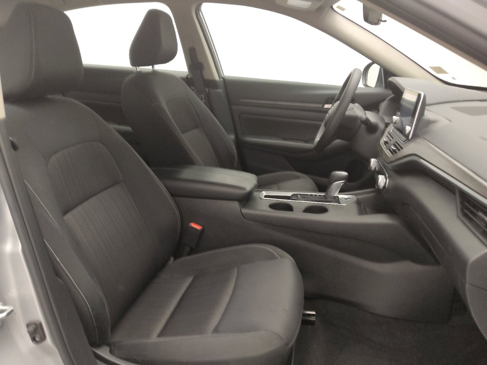 Used 2025 Nissan Altima 2.5 SV FWD image 21