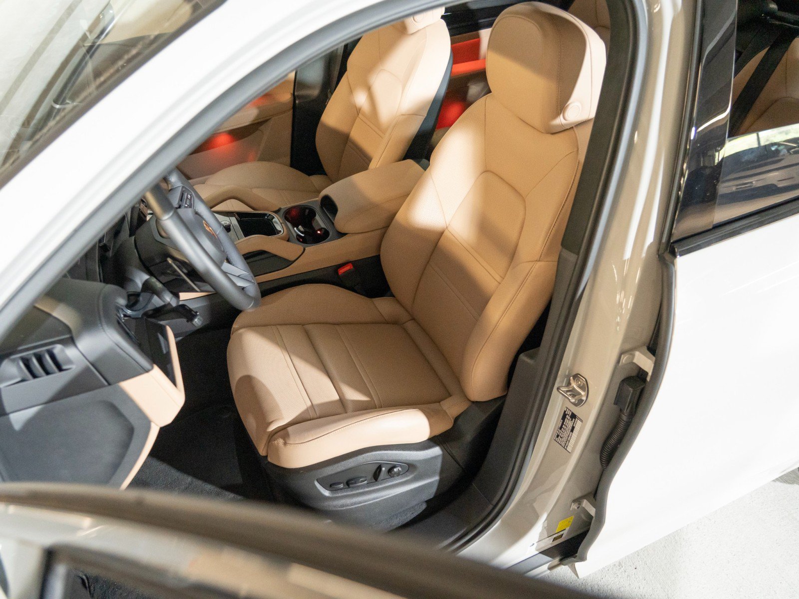 Used 2025 Porsche Cayenne GTS AWD/4WD image 5