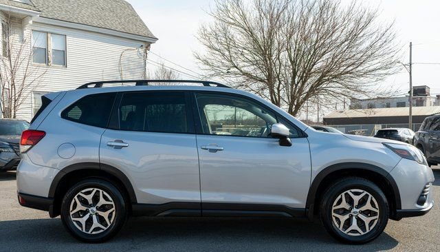 Used 2023 Subaru Forester Premium image 5