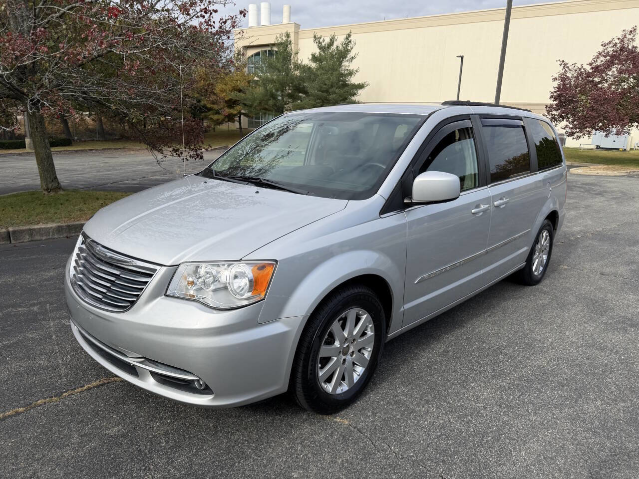 Used 2011 Chrysler Town & Country Touring-L w/ Driver Convenience Group image 3