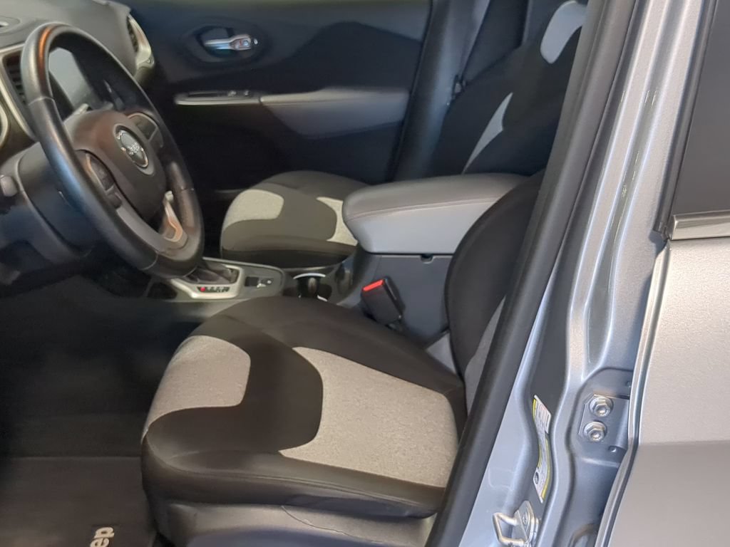 Used 2014 Jeep Cherokee Latitude w/ Comfort/Convenience Group FWD image 20