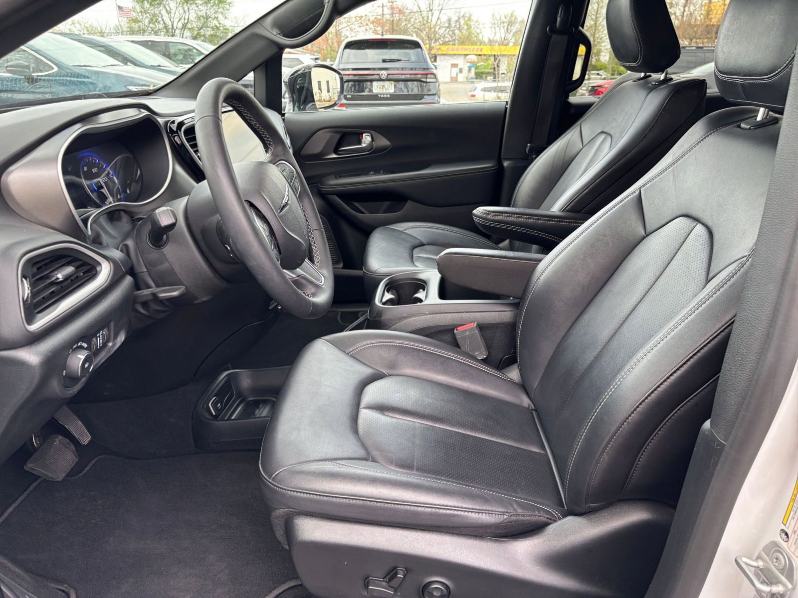 Used 2025 Chrysler Pacifica Select image 29