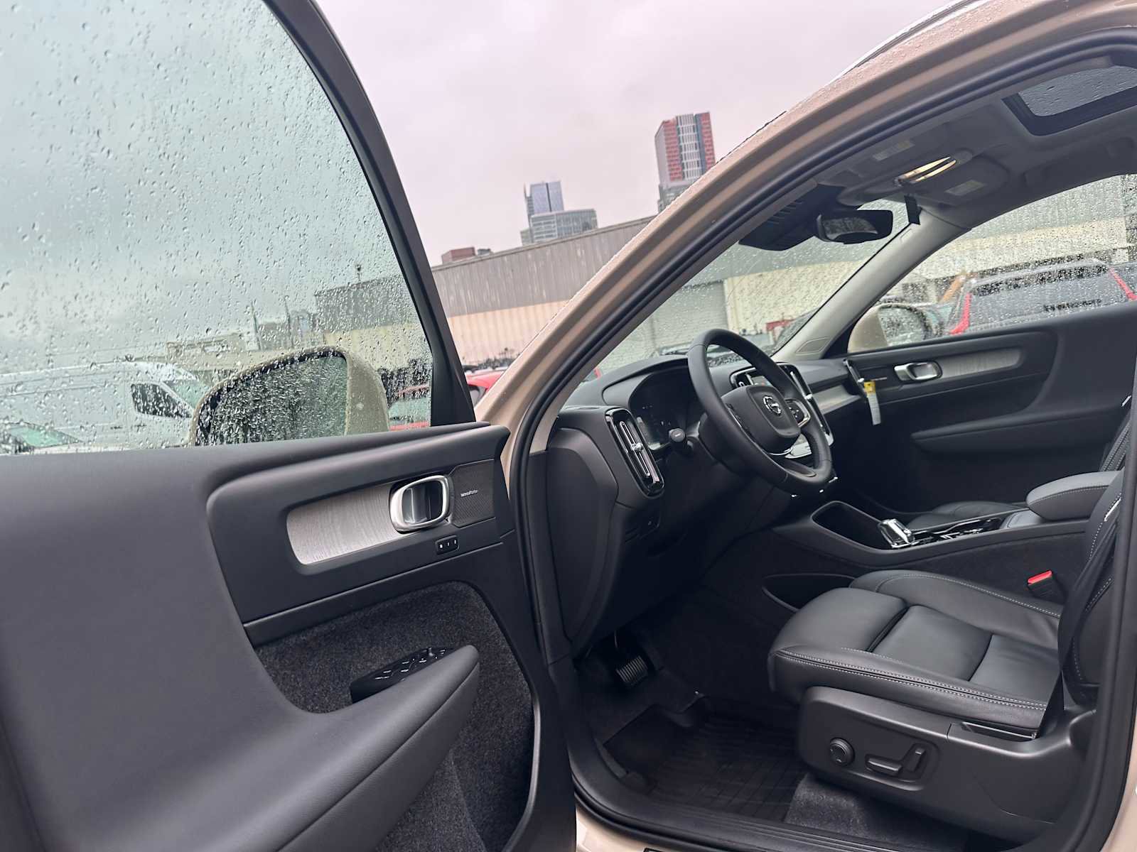 Used 2025 Volvo XC40 B5 Ultra w/ Climate Package image 20