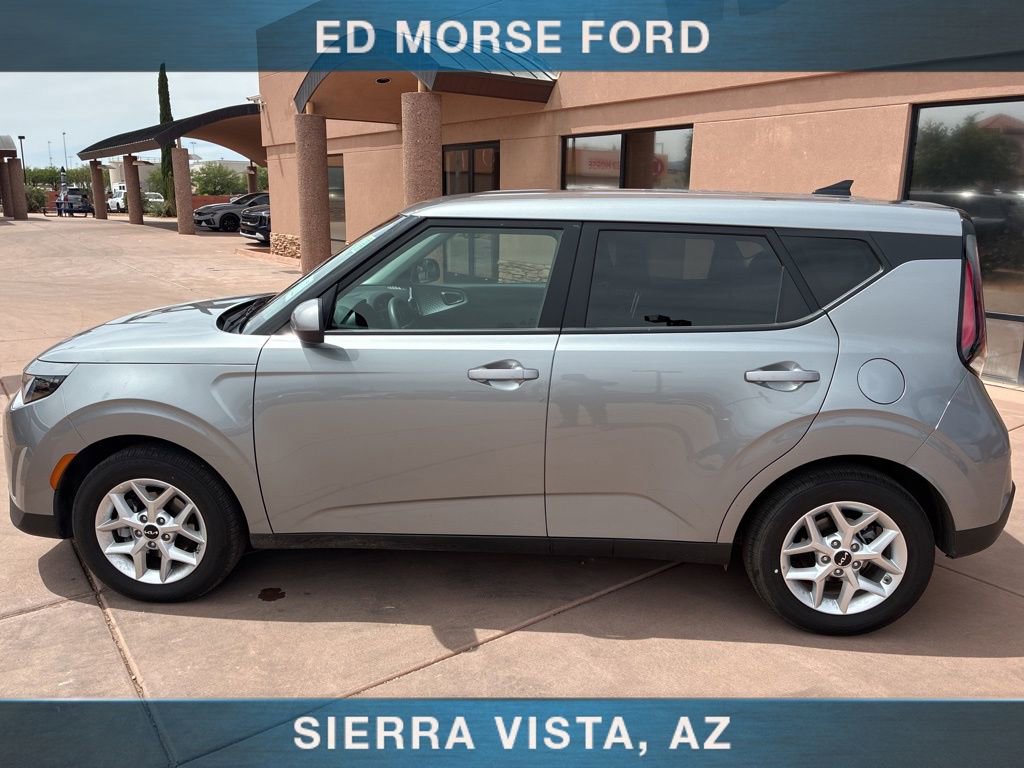 Used 2025 Kia Soul LX FWD image 5
