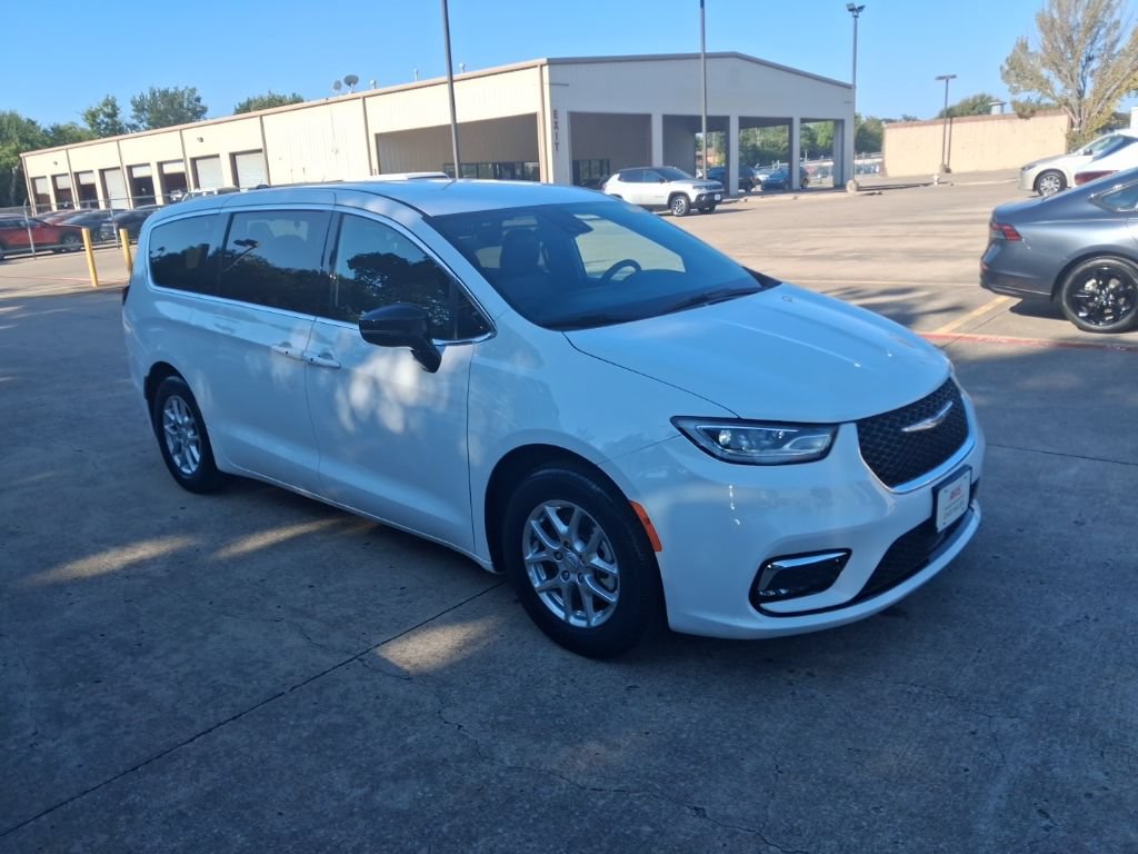Used 2025 Chrysler Pacifica Select FWD image 6