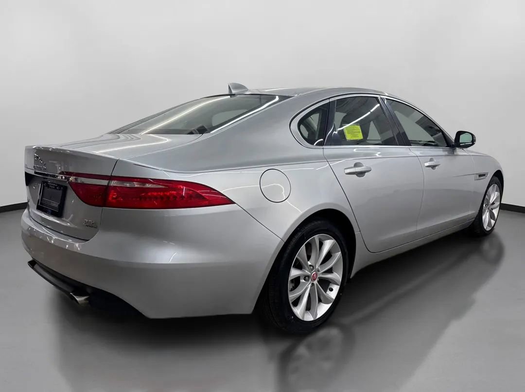 Used 2018 Jaguar XF Premium image 10