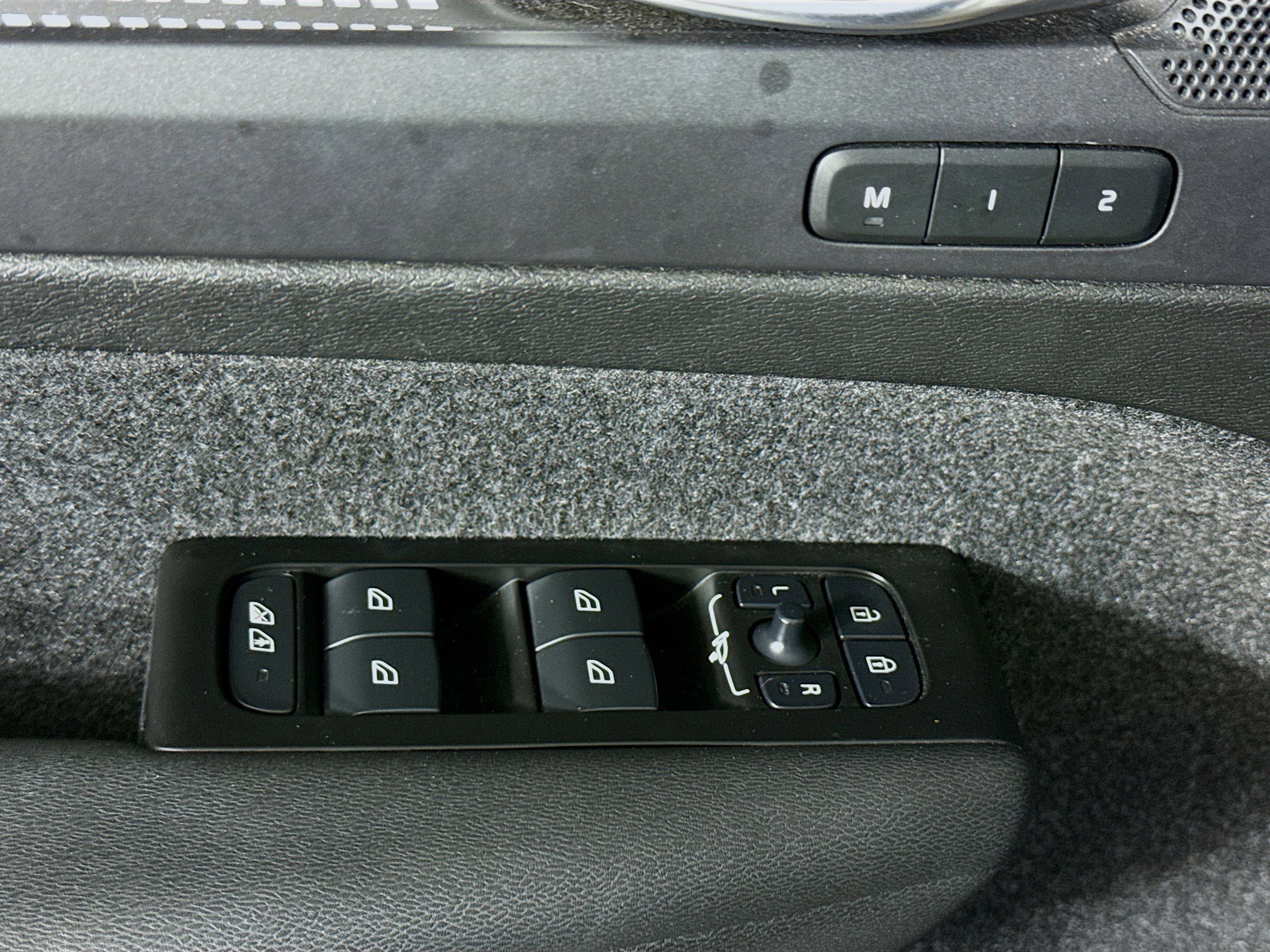 Used 2022 Volvo XC40 P8 Recharge Plus image 23