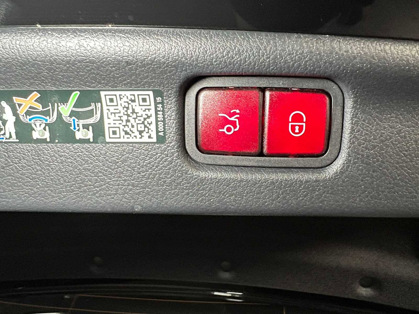 Used 2025 Mercedes-Benz C 300 4MATIC Sedan image 17