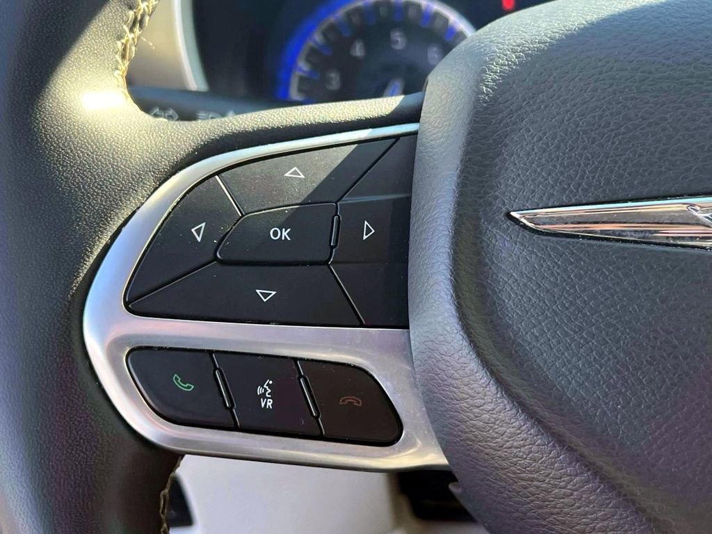 Used 2023 Chrysler Pacifica Touring-L image 21