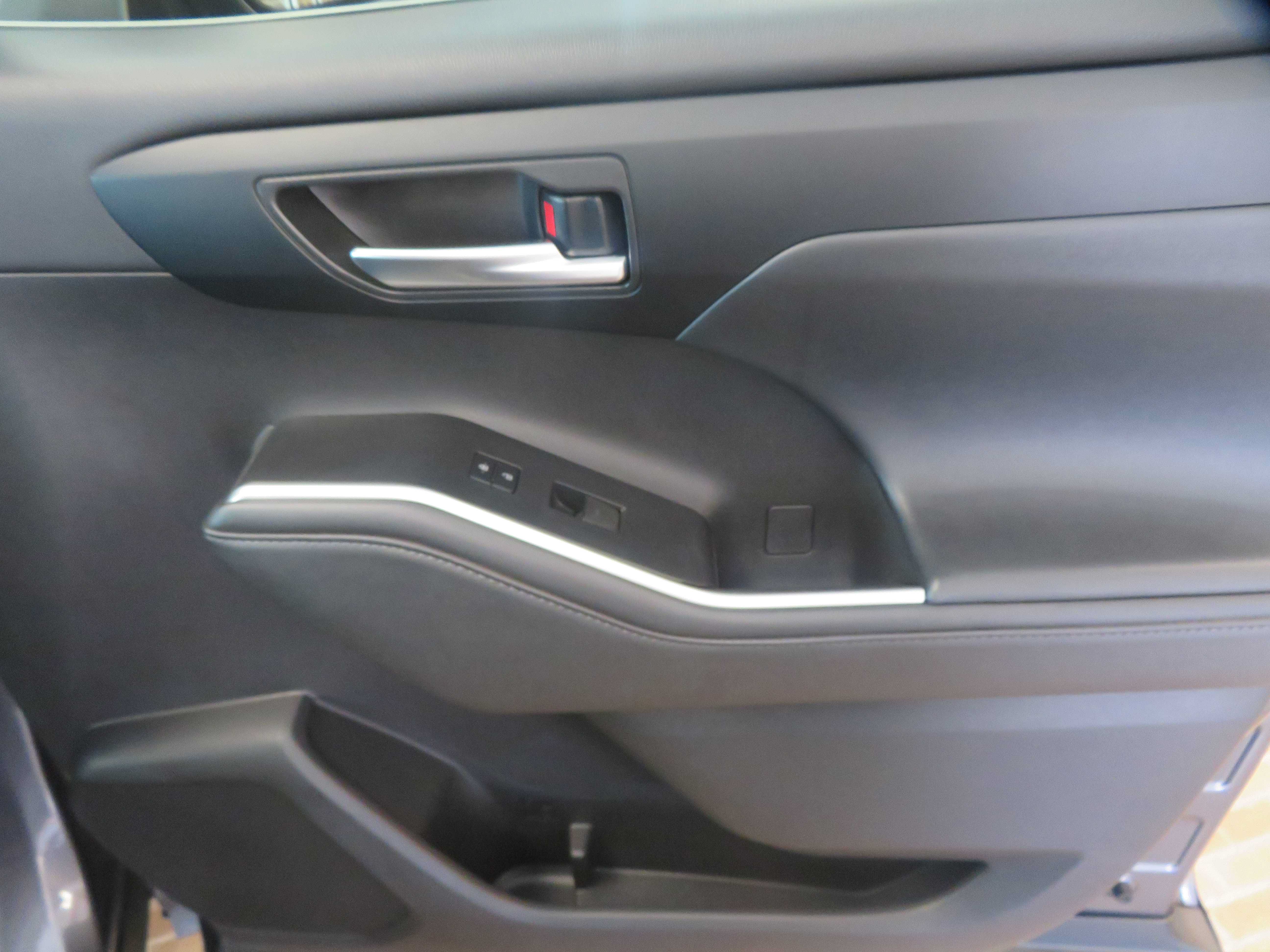 Used 2020 Toyota Highlander XLE FWD image 29