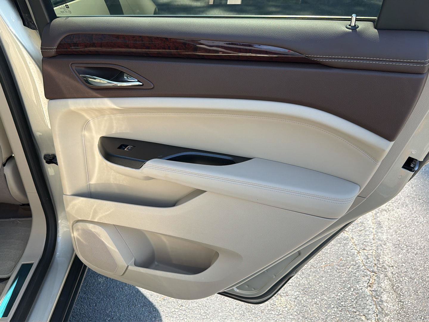 Used 2016 Cadillac SRX Luxury w/ Driver Awareness Package FWD image 15