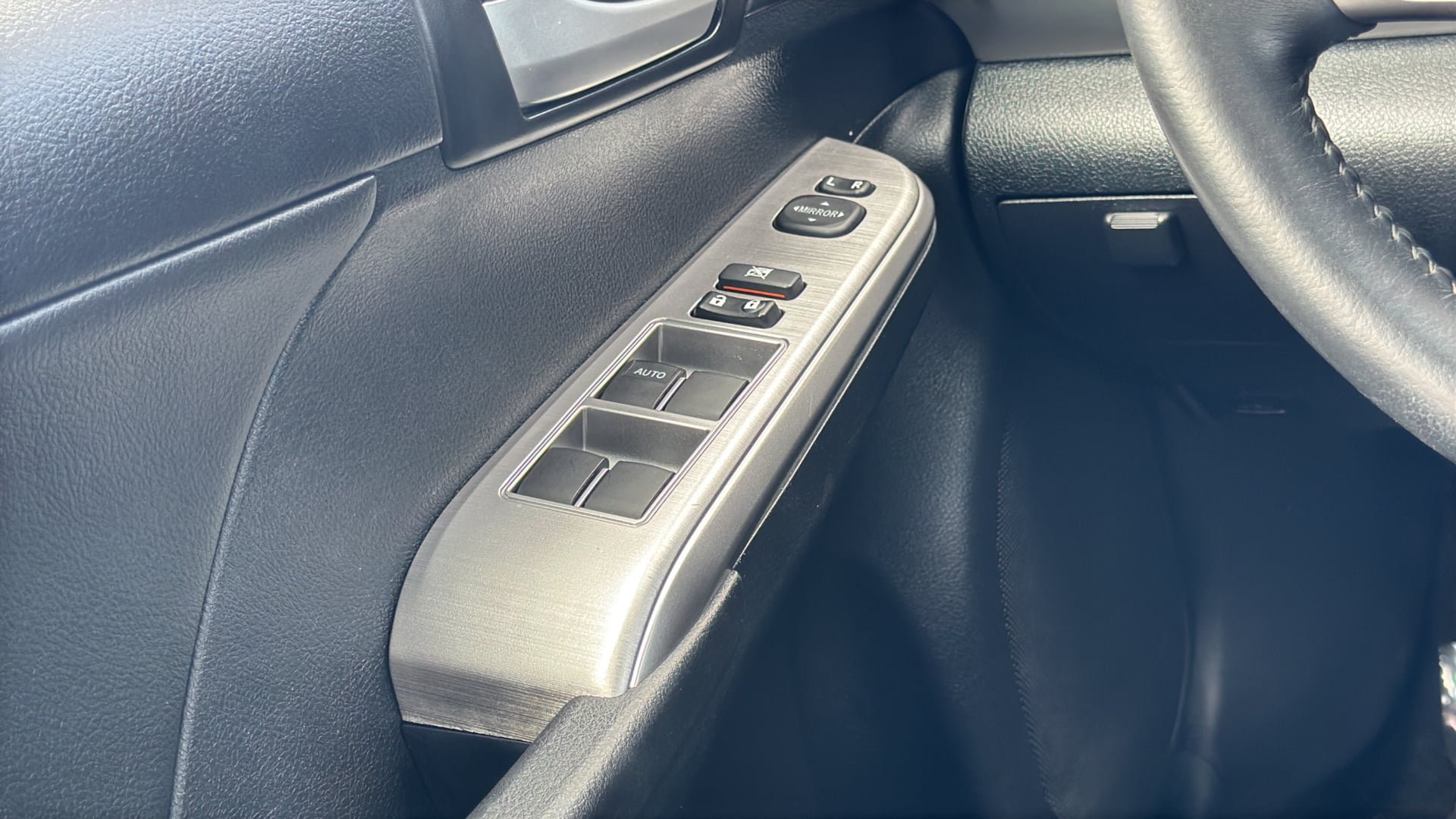 Used 2014 Toyota Camry SE FWD image 19