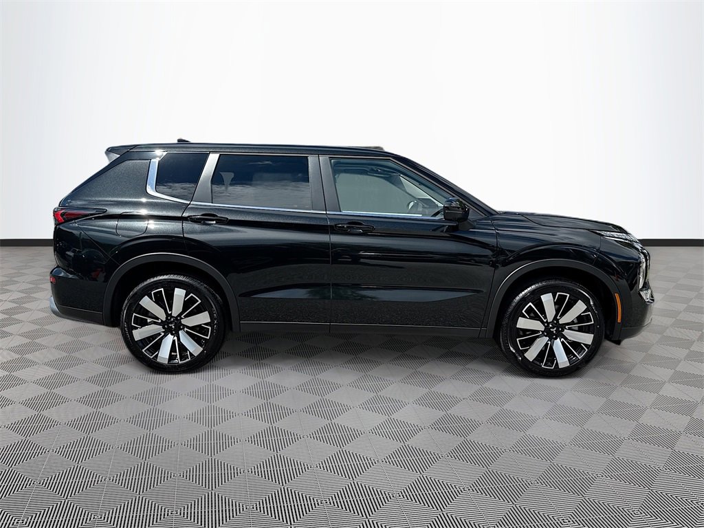 New 2025 Mitsubishi Outlander SE image 4