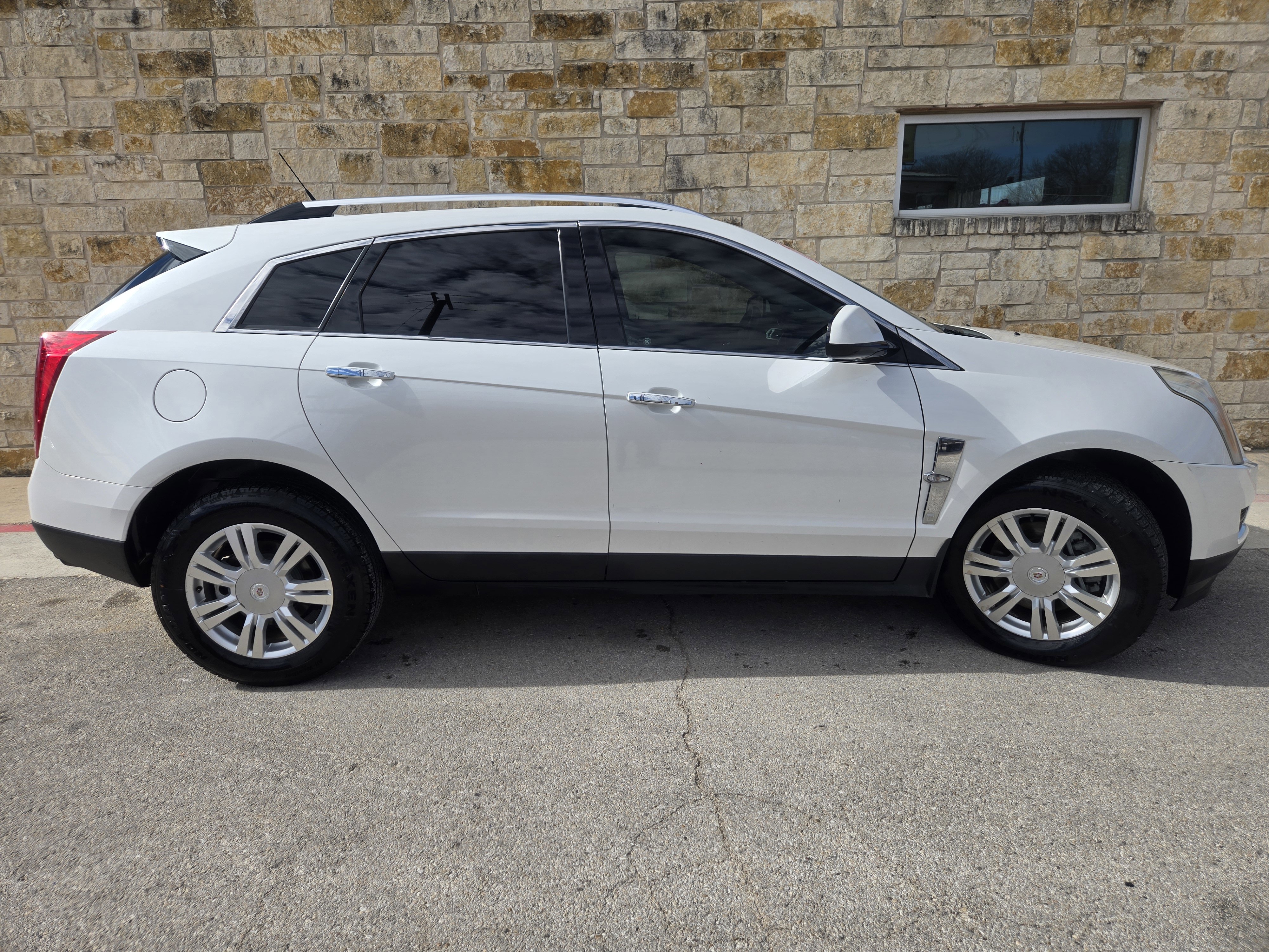 Used 2010 Cadillac SRX Luxury image 18