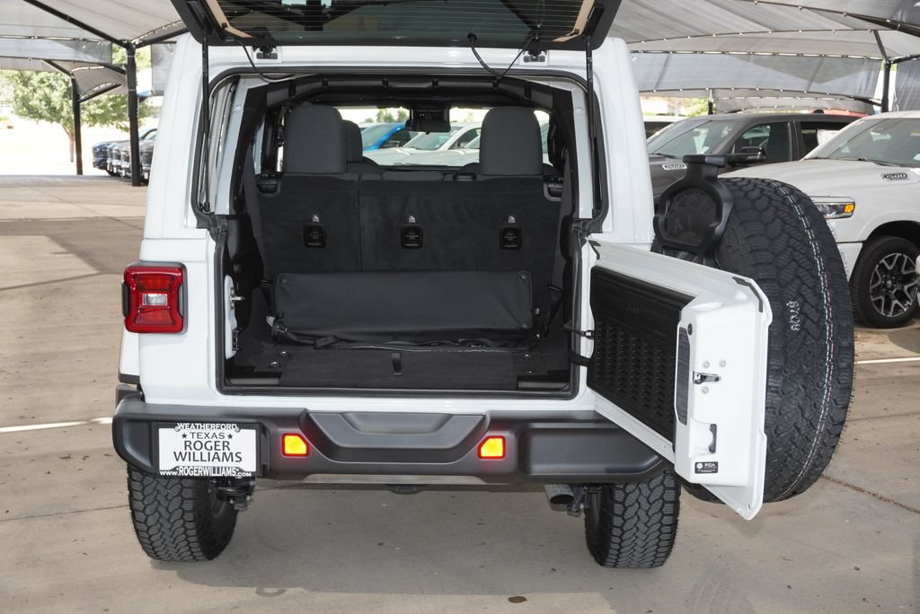 Used 2025 Jeep Wrangler Unlimited Sahara AWD/4WD image 28