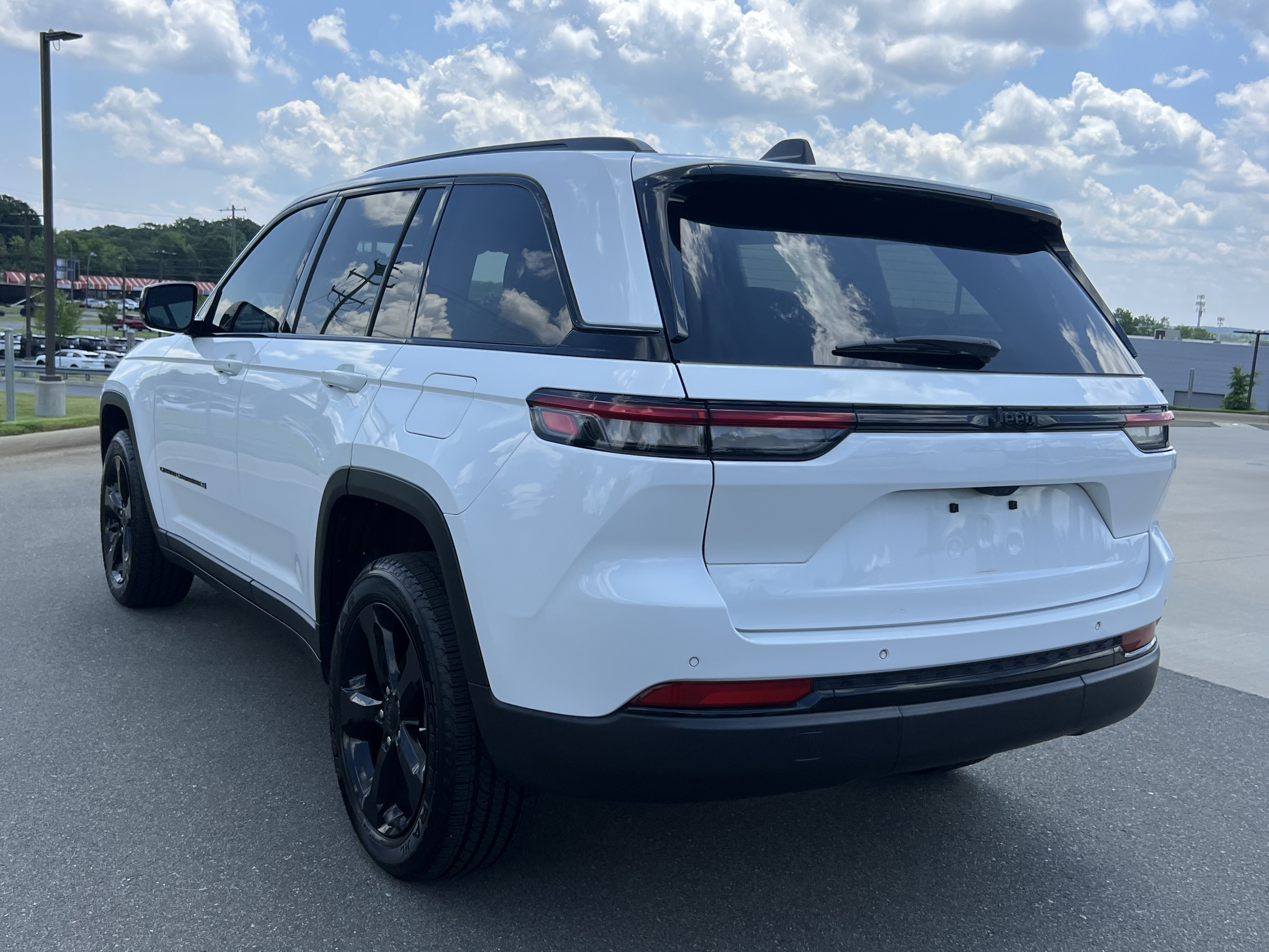 Used 2023 Jeep Grand Cherokee Altitude RWD image 7