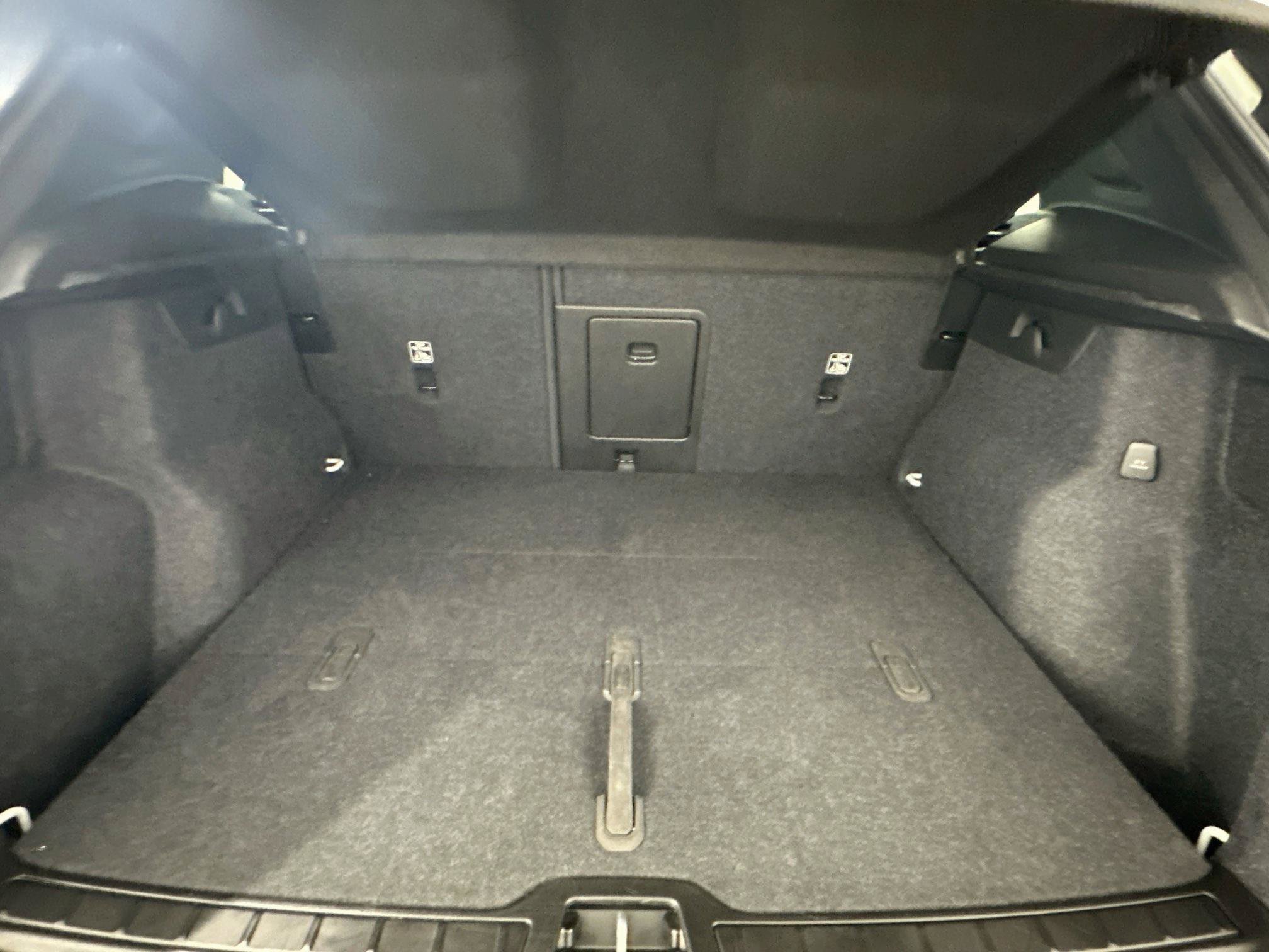 Used 2025 Volvo XC40 B5 Plus AWD/4WD image 30