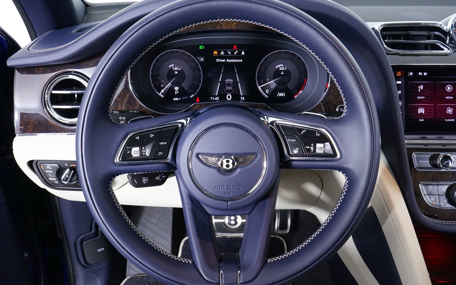 Used 2022 Bentley Bentayga AWD/4WD image 19