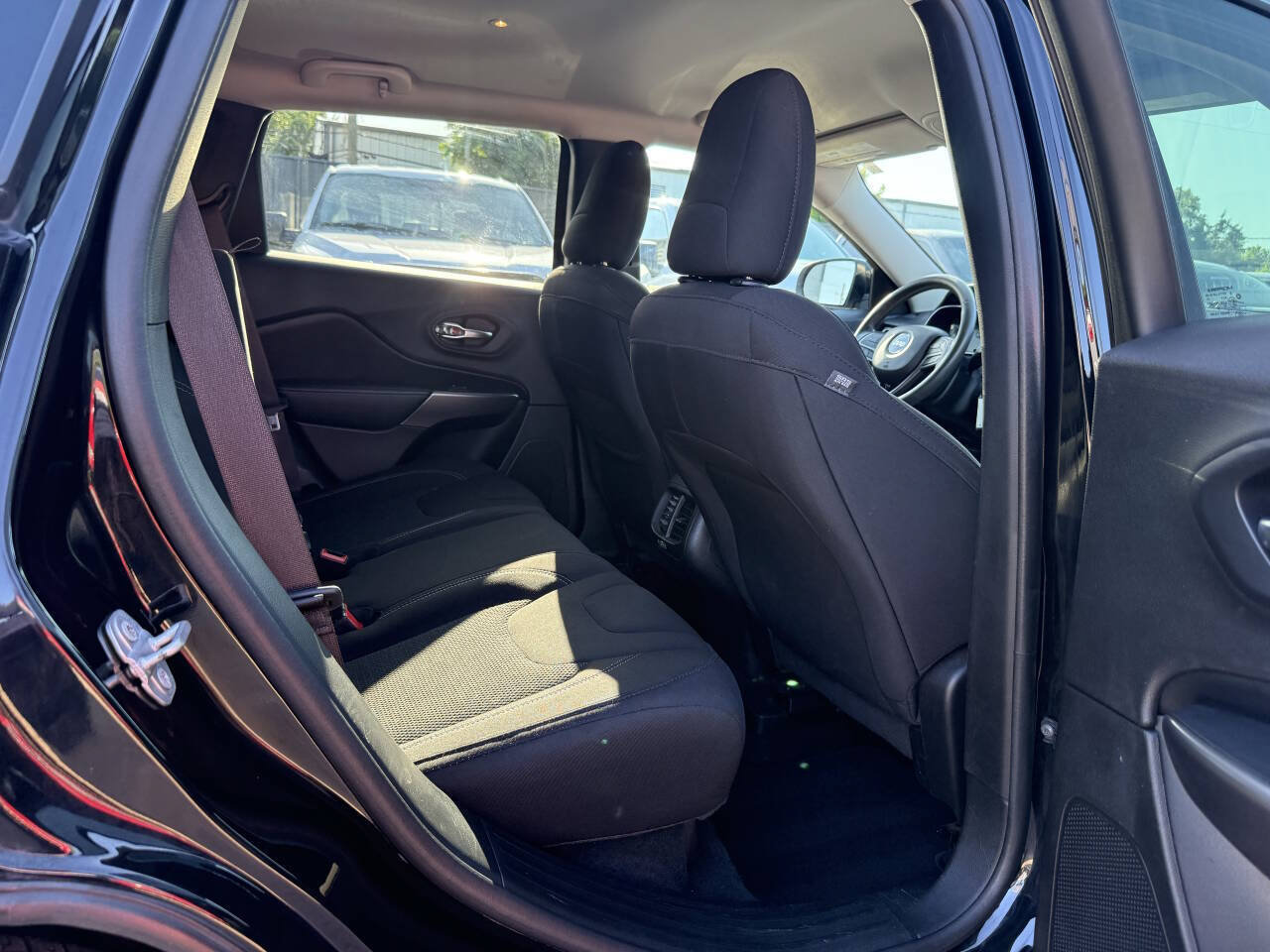 Used 2019 Jeep Cherokee Latitude w/ Popular Appearance Group FWD image 15