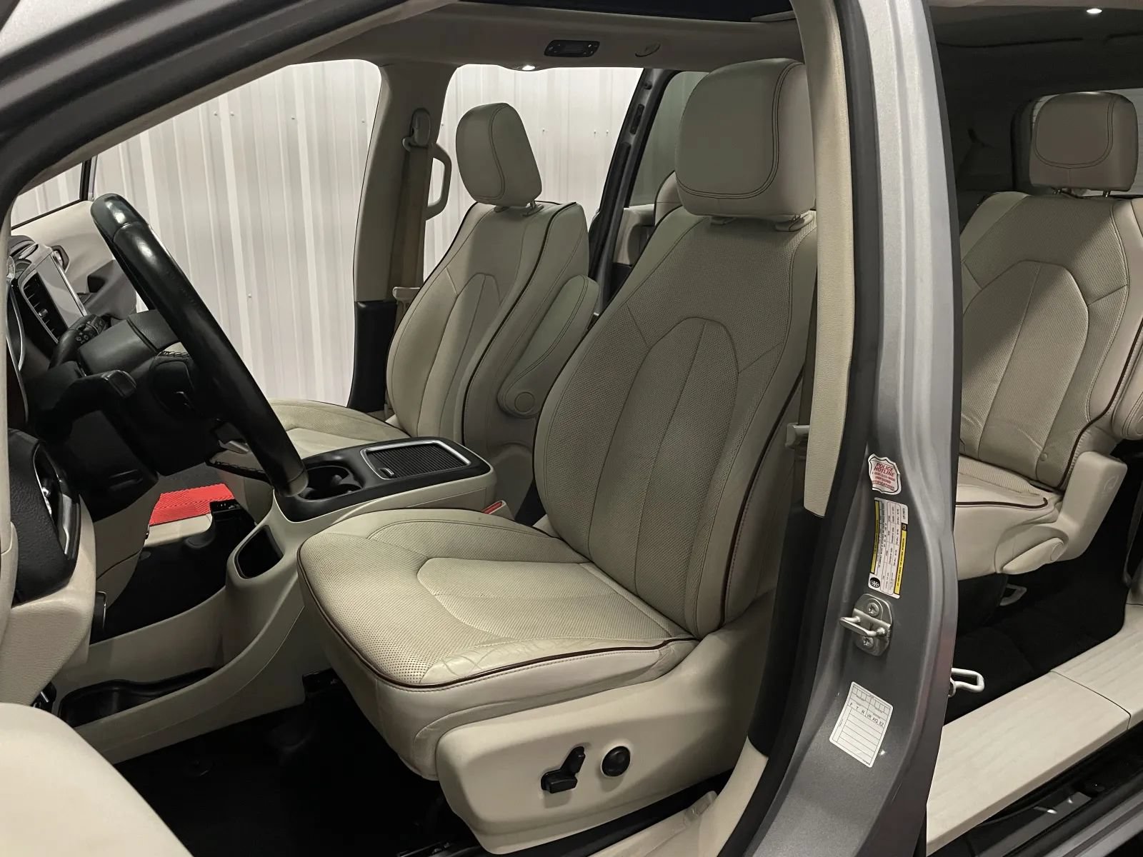 Used 2020 Chrysler Pacifica Limited FWD image 36