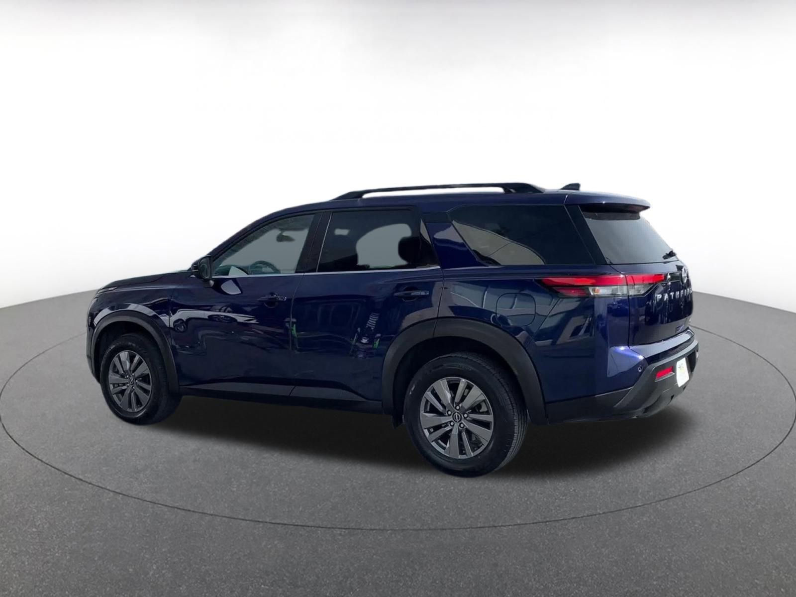 Used 2025 Nissan Pathfinder SV image 10