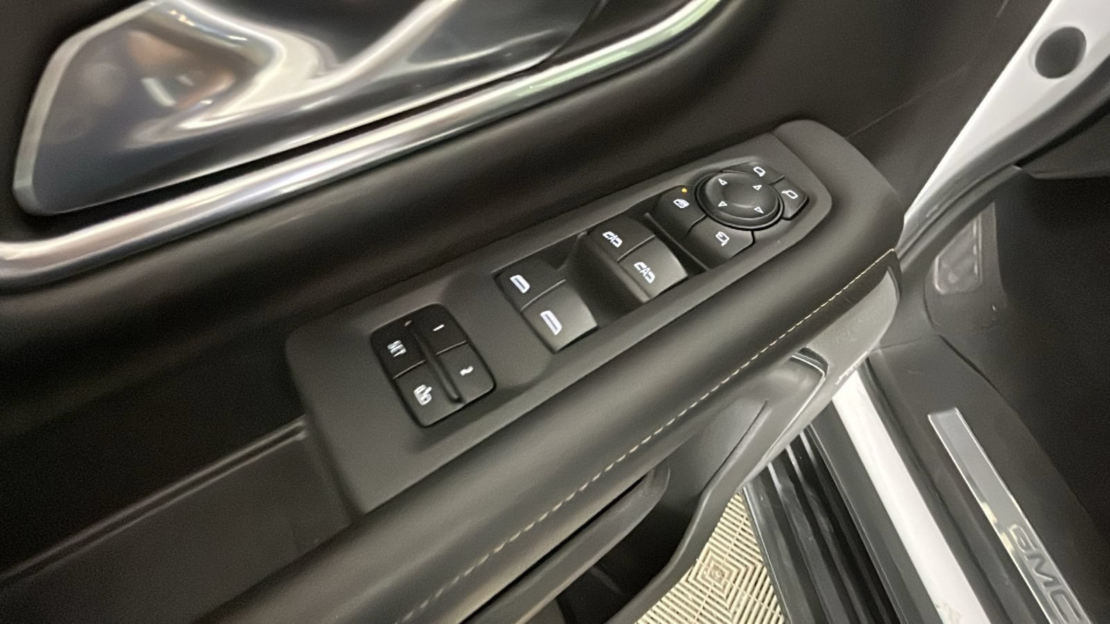 Used 2023 GMC Yukon SLT w/ SLT Premium Package AWD/4WD image 13