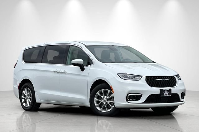 Used 2023 Chrysler Pacifica Touring-L AWD/4WD image 2