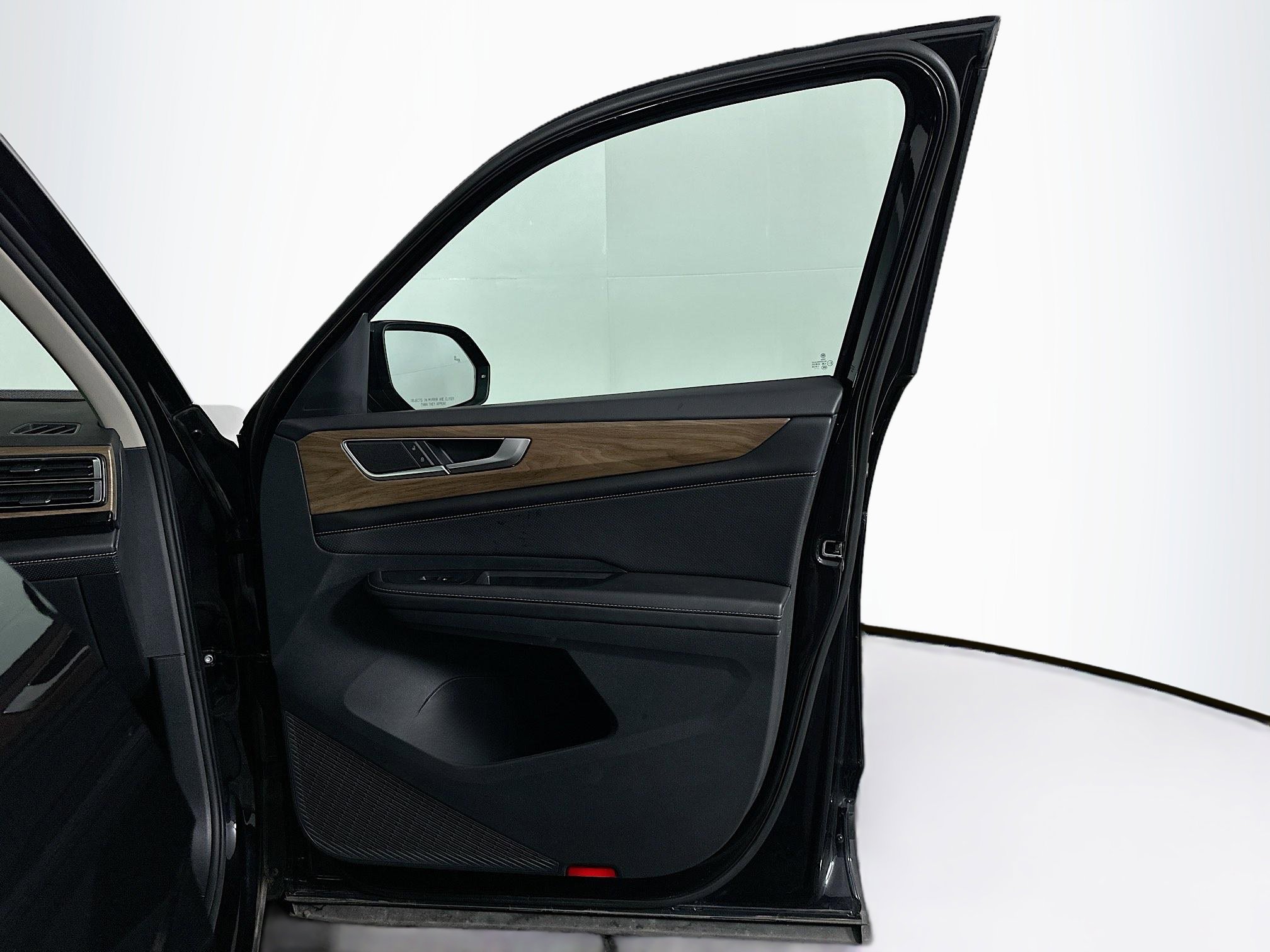 Used 2025 Volkswagen Atlas SE image 33