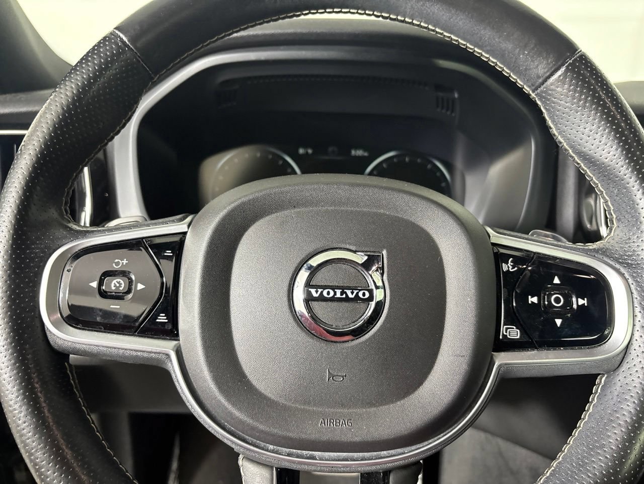 Used 2019 Volvo XC60 T5 R-Design w/ Protection Package Premier FWD image 17