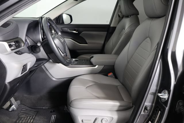 Used 2023 Toyota Highlander XLE FWD image 14