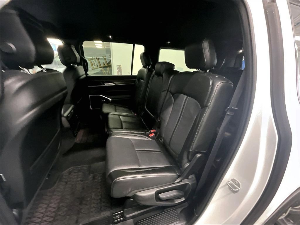 Used 2024 Jeep Wagoneer L Series III w/ Flexible Seating Group AWD/4WD image 15