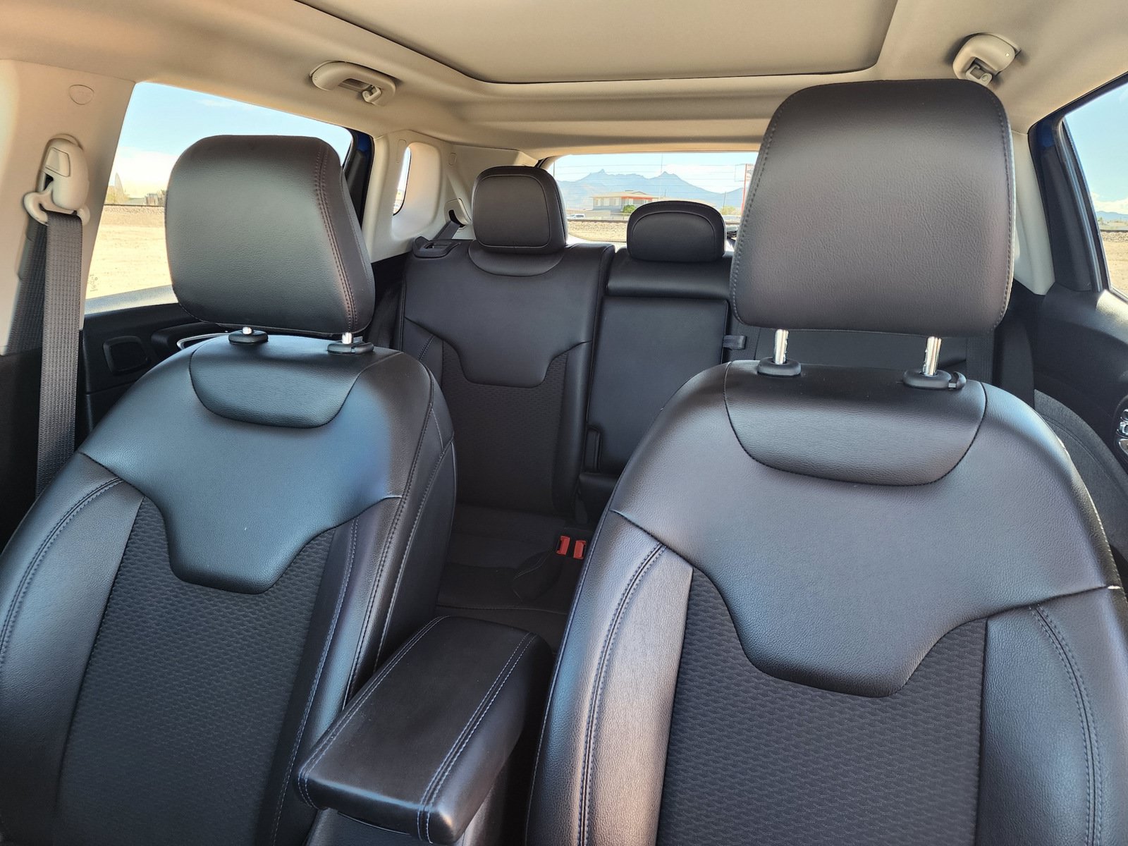 Used 2022 Jeep Compass Latitude w/ Sun and Sound Group AWD/4WD image 17