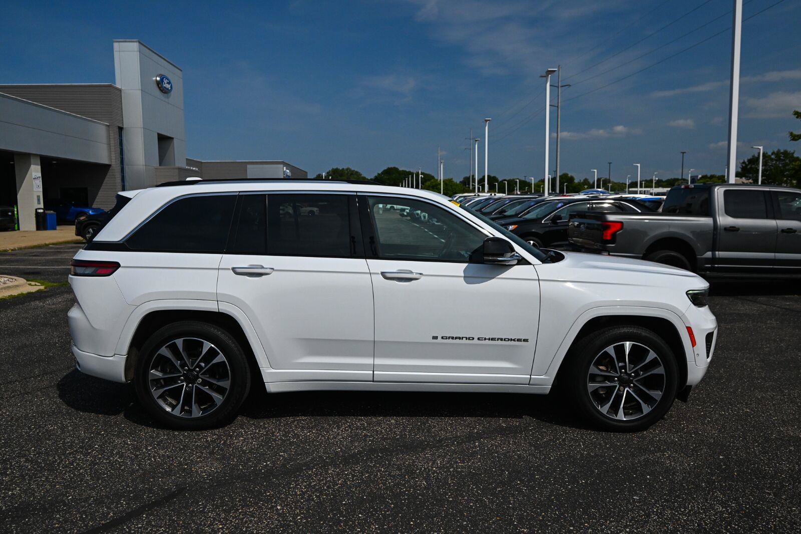 Used 2022 Jeep Grand Cherokee Overland w/ Adv Protech Group III AWD/4WD image 3