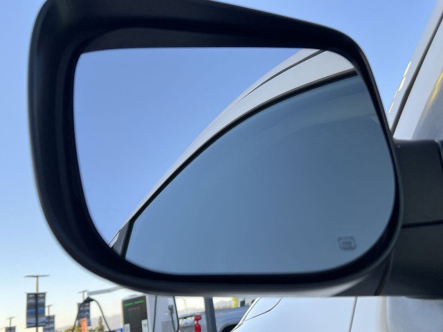 Used 2018 Nissan Titan SV image 19