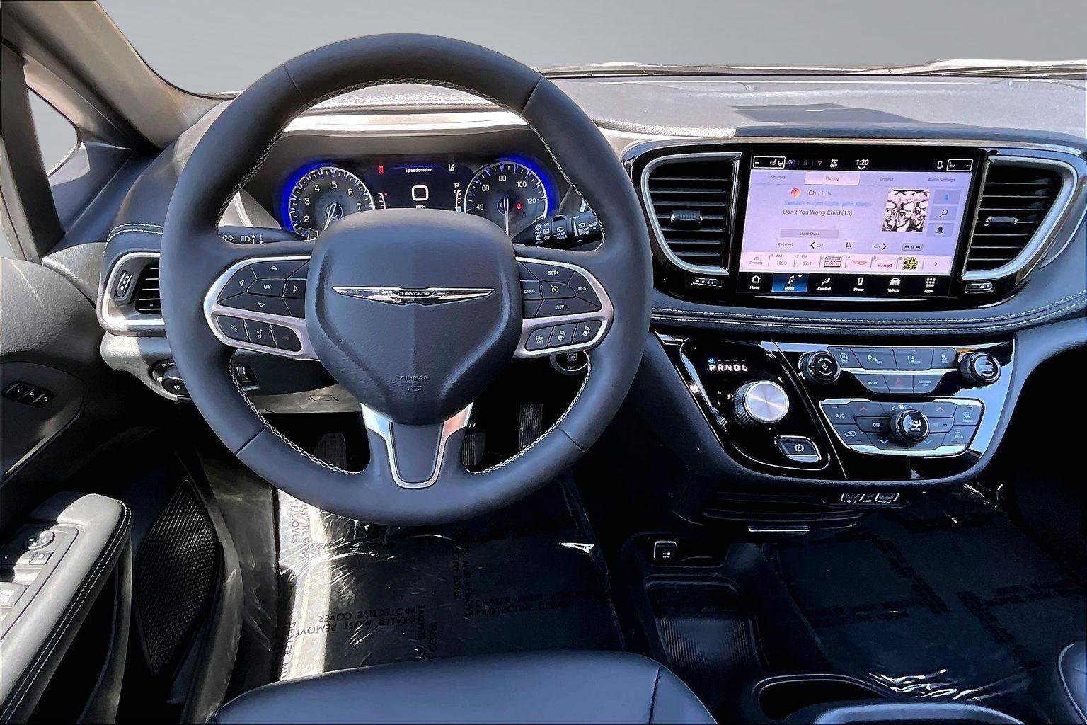 Used 2025 Chrysler Pacifica Select image 6