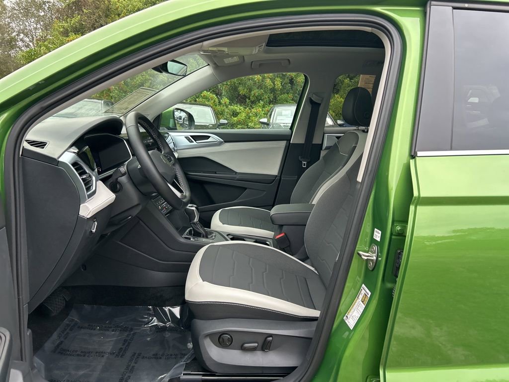 Certified 2025 Volkswagen Taos SE w/ Panoramic Sunroof Package image 15