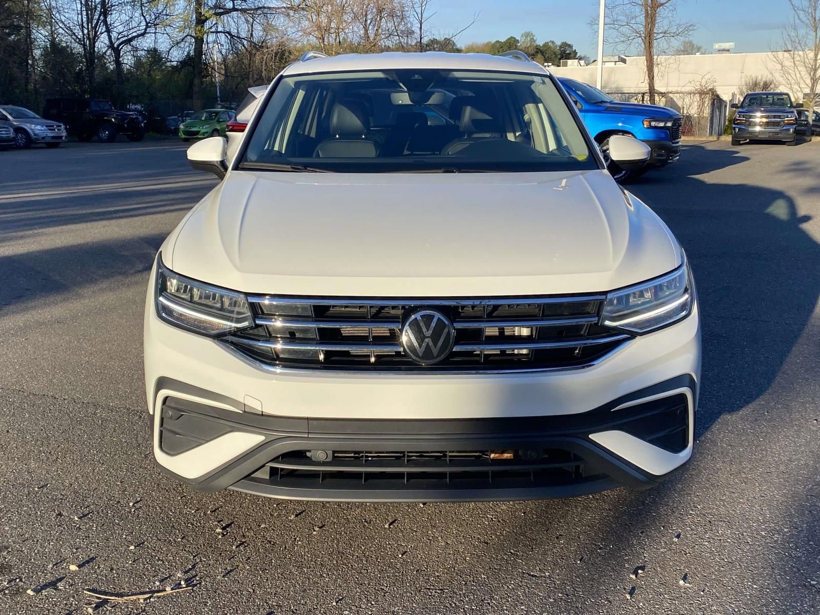 Used 2024 Volkswagen Tiguan SE image 2