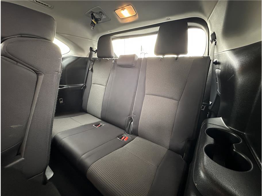 Used 2020 Toyota Highlander LE AWD/4WD image 19